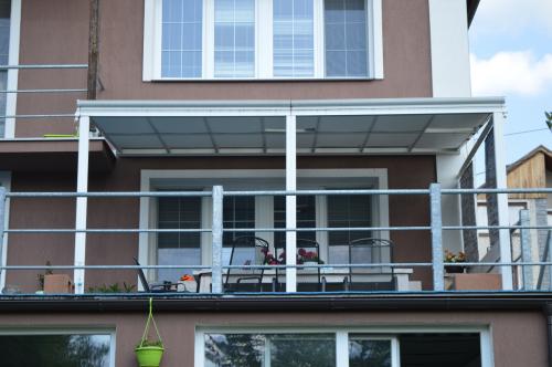 hliníková pergola LANITPLAST WALL 33 biela + opál PC