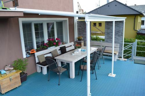 hliníková pergola LANITPLAST WALL 33 biela + opál PC