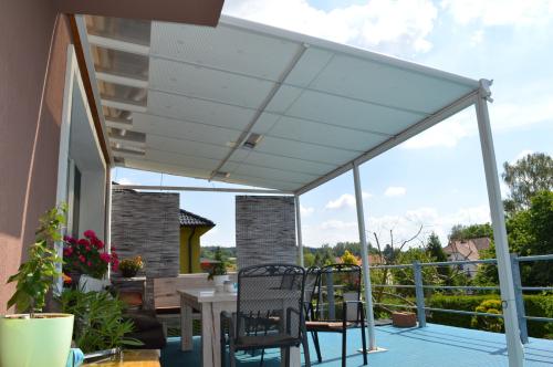 hliníková pergola LANITPLAST WALL 53 biela + opál PC